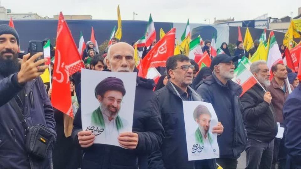 زیر باران، در سایه‌ی پرچم ‌