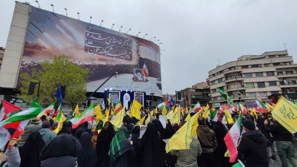 زیر باران، در سایه‌ی پرچم ‌