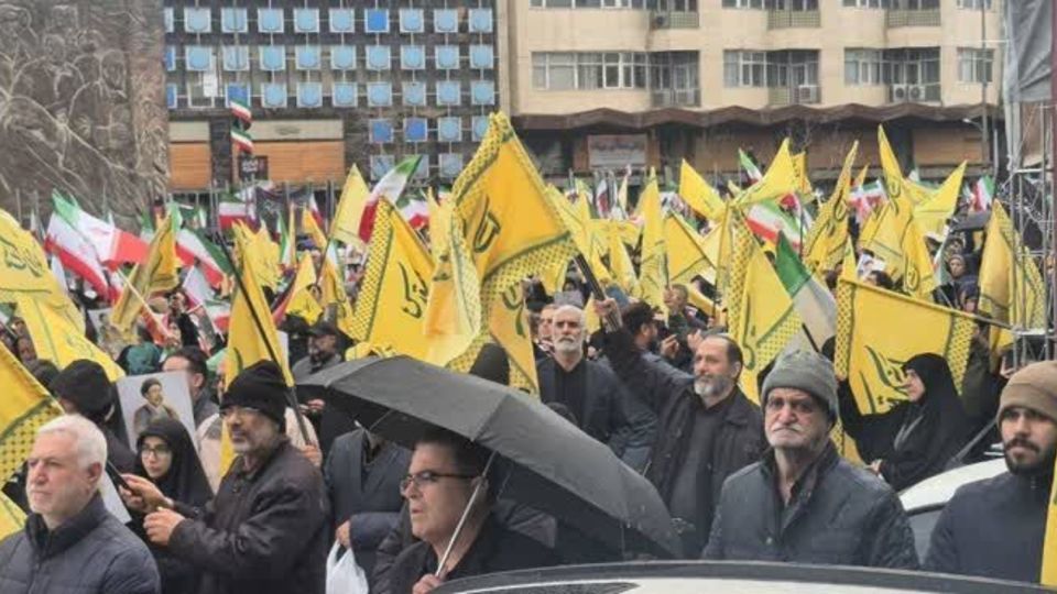 زیر باران، در سایه‌ی پرچم ‌