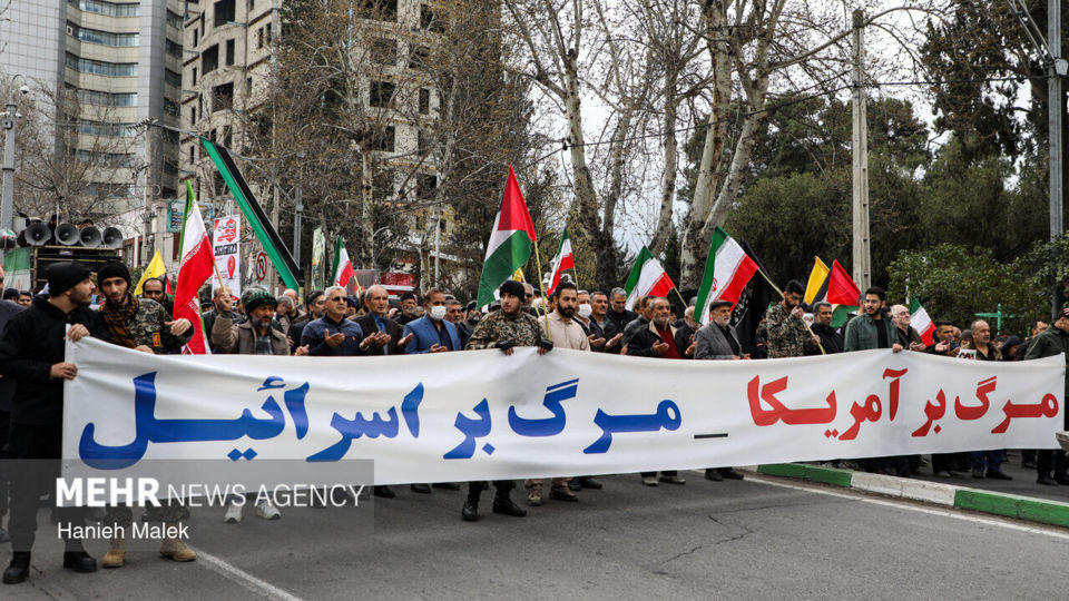 زیر باران، در سایه‌ی پرچم ‌