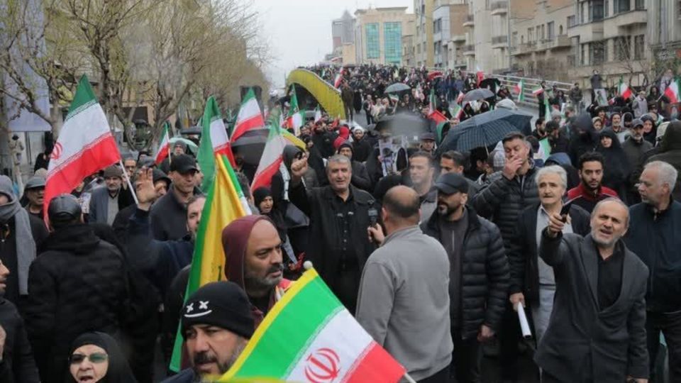 زیر باران، در سایه‌ی پرچم ‌