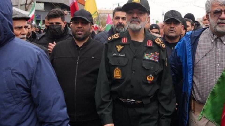 زیر باران، در سایه‌ی پرچم ‌