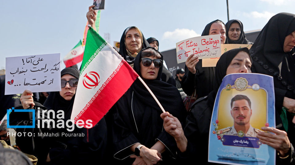 تشییع پیکر شهدای ناوشکن دنا