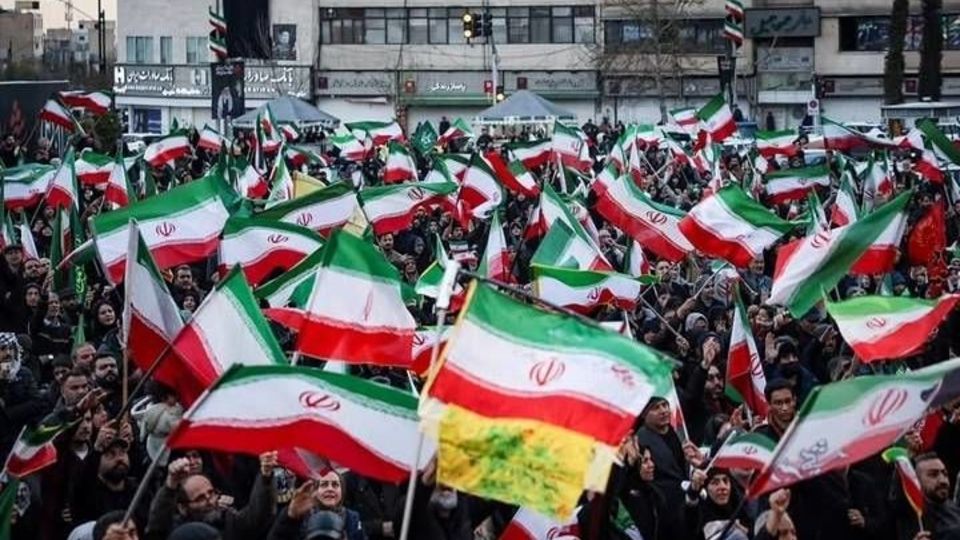 روایتی از حضور در تجمع با یکی از آشنایان ضد انقلاب!! روایتی از حضور در تجمع با یکی از آشنایان ضد انقلاب!!