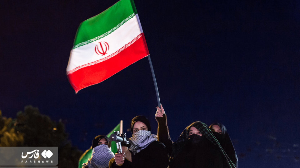 رژه مسلحانه بانوان در قزوین