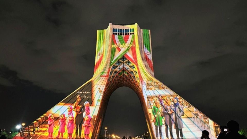 اجرای برج‌نگاره شهدای مدرسه میناب بر بدنه برج آزادی