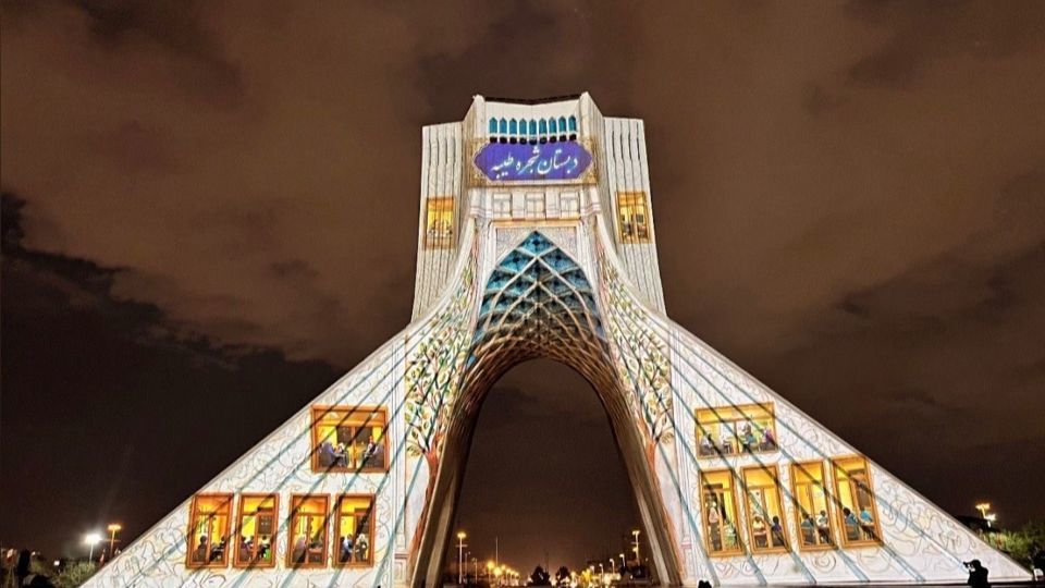 اجرای برج‌نگاره شهدای مدرسه میناب بر بدنه برج آزادی