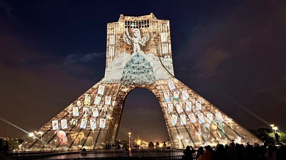 اجرای برج‌نگاره شهدای مدرسه میناب بر بدنه برج آزادی