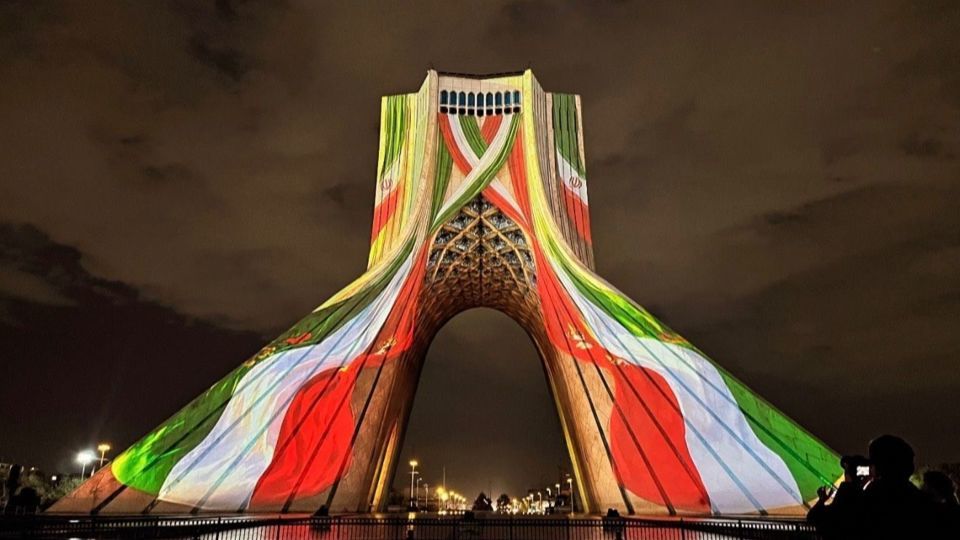 اجرای برج‌نگاره شهدای مدرسه میناب بر بدنه برج آزادی