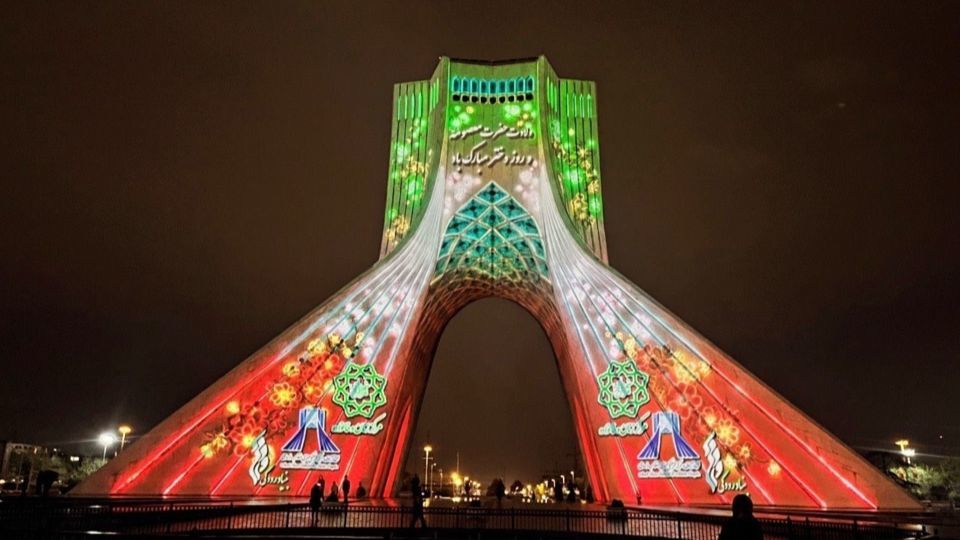 اجرای برج‌نگاره شهدای مدرسه میناب بر بدنه برج آزادی