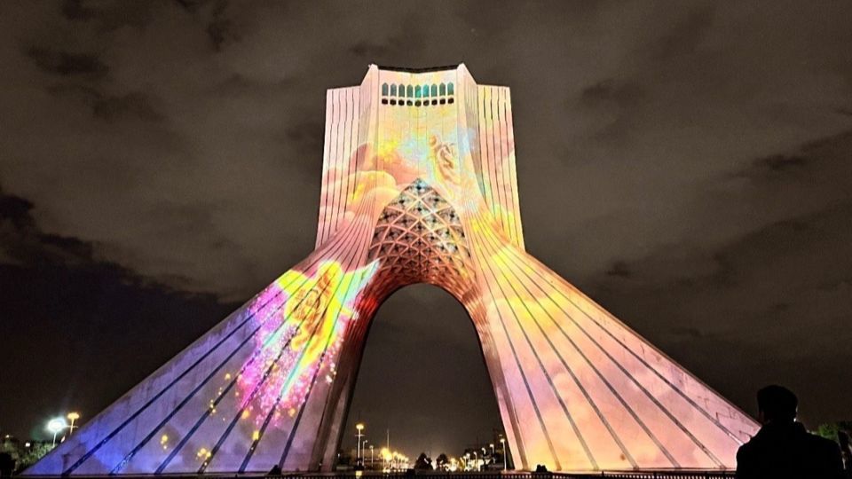 اجرای برج‌نگاره شهدای مدرسه میناب بر بدنه برج آزادی