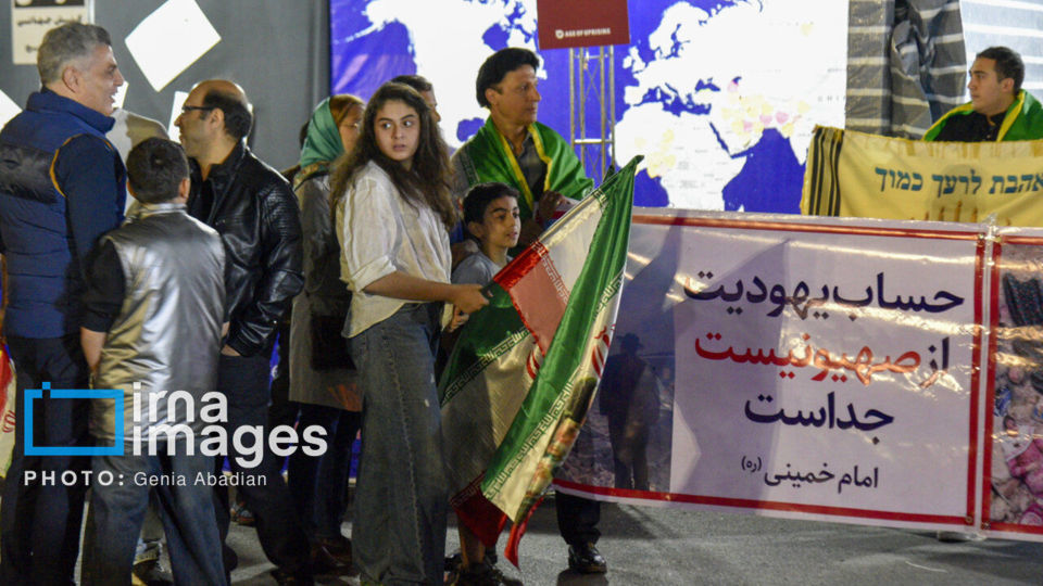 تصاویری از اجتماع یهودیان در تهران/ بنرهای عبری و فارسی در دست کلیمیان