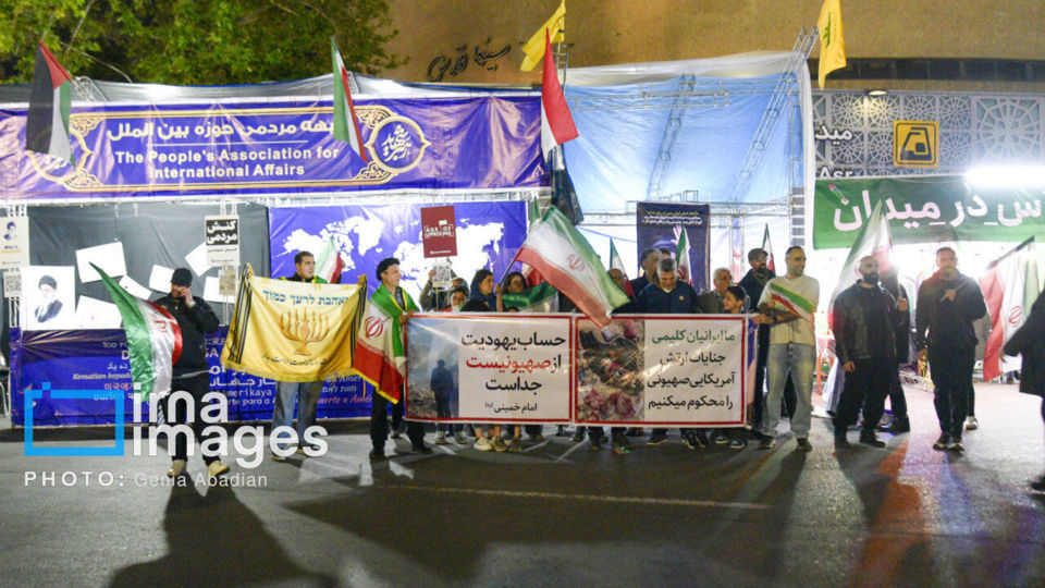 تصاویری از اجتماع یهودیان در تهران/ بنرهای عبری و فارسی در دست کلیمیان