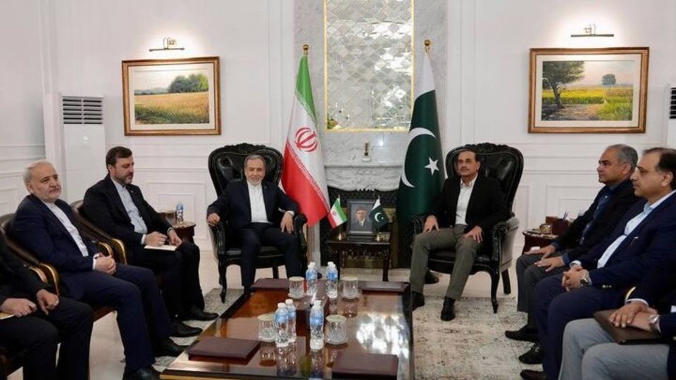 جزئیات دیدار عراقچی با فرمانده ارتش پاکستان جزئیات دیدار عراقچی با فرمانده ارتش پاکستان
