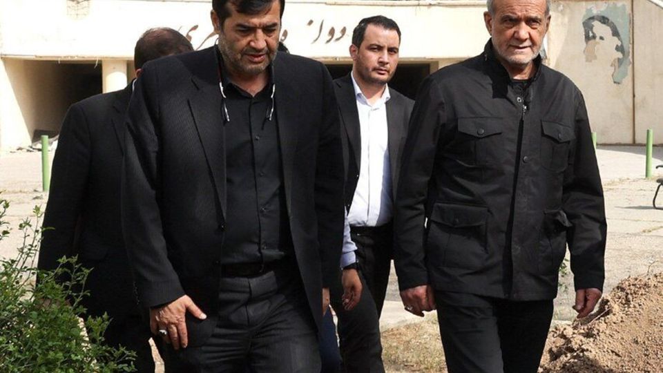   تصاویری از پزشکیان در میان آوارهای ورزشگاه آزادی
