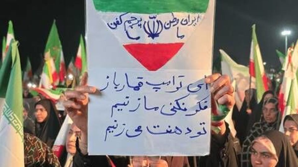 پلاکاردهای معنادار مردم در تجمعات شبانه  