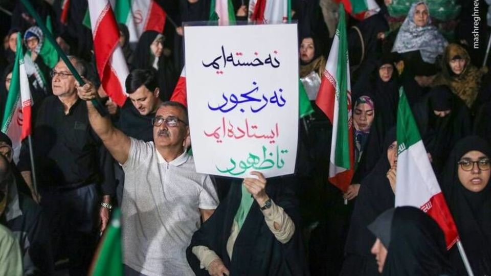 پلاکاردهای معنادار مردم در تجمعات شبانه  