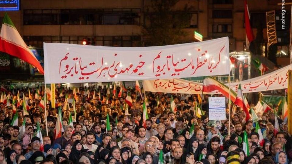 پلاکاردهای معنادار مردم در تجمعات شبانه  