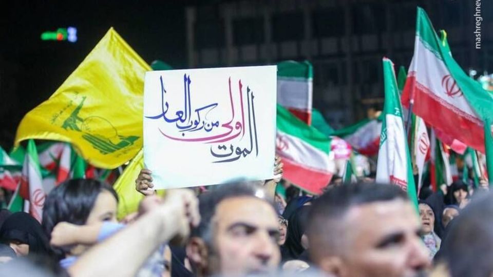 پلاکاردهای معنادار مردم در تجمعات شبانه  