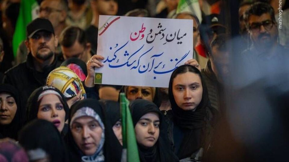 پلاکاردهای معنادار مردم در تجمعات شبانه  