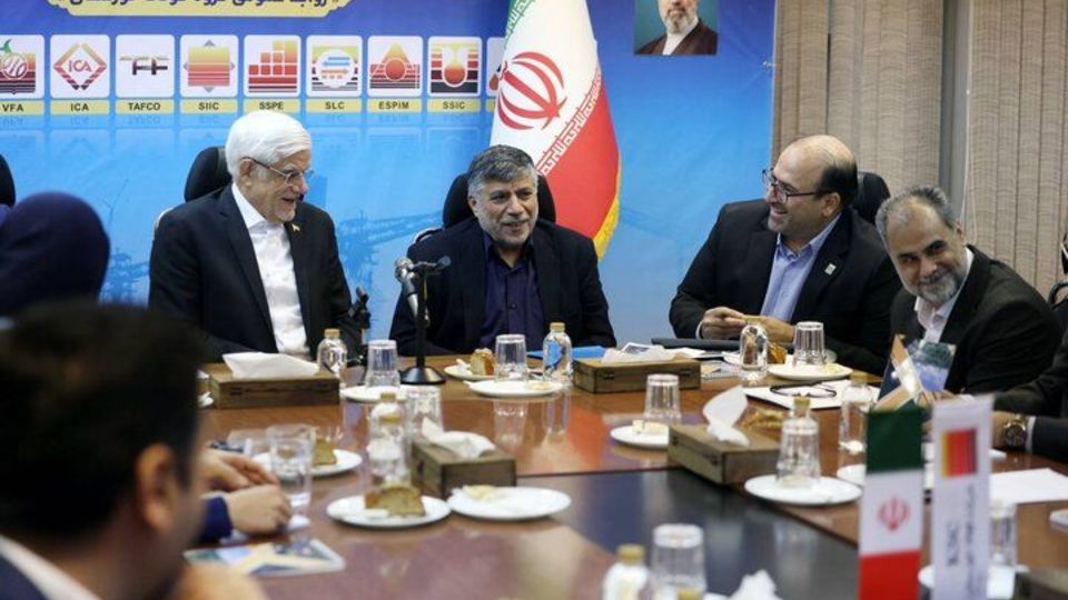 عارف: باید در مدیریت جهادی ساعت را از مچ خود باز کنیم! عارف: باید در مدیریت جهادی ساعت را از مچ خود باز کنیم!