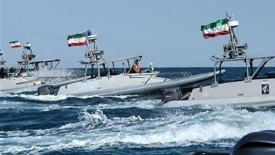 عبور ۳۵ فروند کشتی از تنگه هرمز با هماهنگی نیروی دریایی سپاه عبور ۳۵ فروند کشتی از تنگه هرمز با هماهنگی نیروی دریایی سپاه