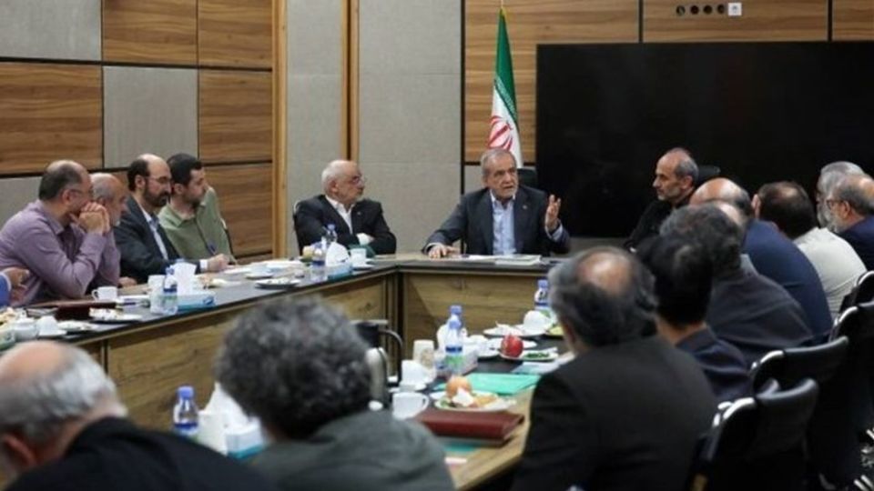 پزشکیان: بدون اذن رهبری هیچ تصمیمی در کشور اتخاذ نخواهد شد پزشکیان: بدون اذن رهبری هیچ تصمیمی در کشور اتخاذ نخواهد شد