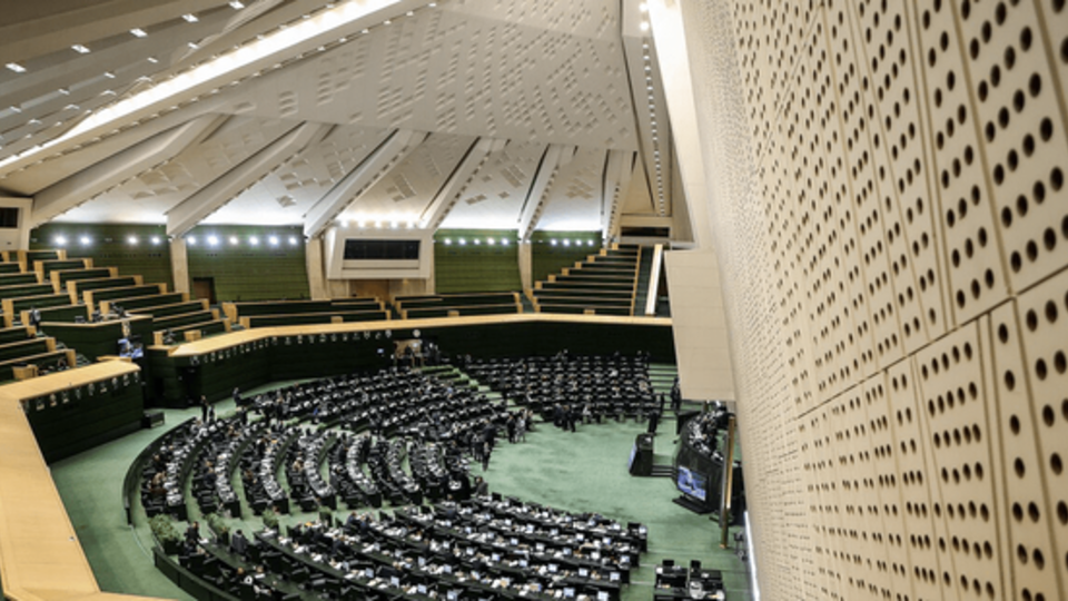 پیامک انتخاباتی جنجالی در مجلس؛ وعده خانه در ازای رأی به نایبرئیسی پیامک انتخاباتی جنجالی در مجلس؛ وعده خانه در ازای رأی به نایبرئیسی