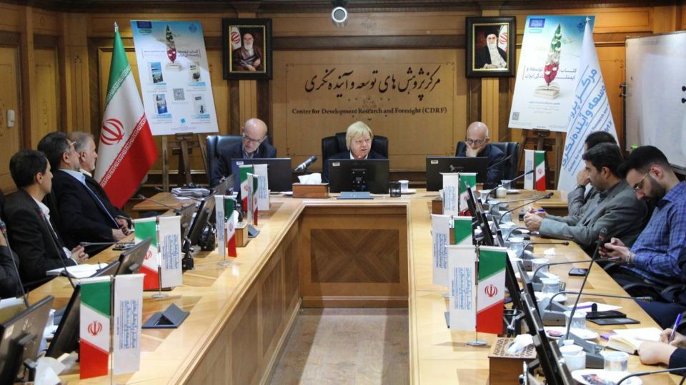 برای مانایی ایران، جامعه ایرانی باید مبنای توسعه قرار گیرد برای مانایی ایران، جامعه ایرانی باید مبنای توسعه قرار گیرد