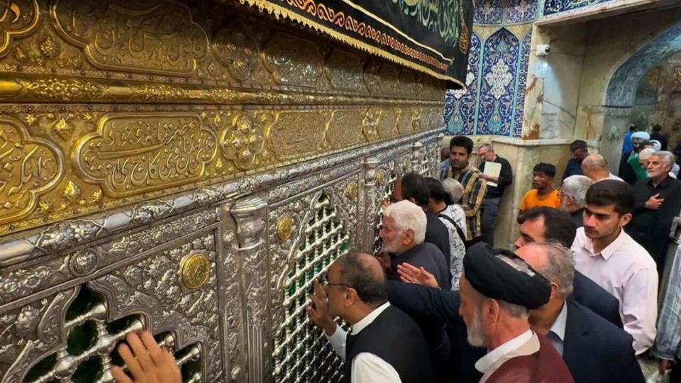 سفیر پاکستان در ایران حرم حضرت معصومه(س) را زیارت کرد سفیر پاکستان در ایران حرم حضرت معصومه(س) را زیارت کرد