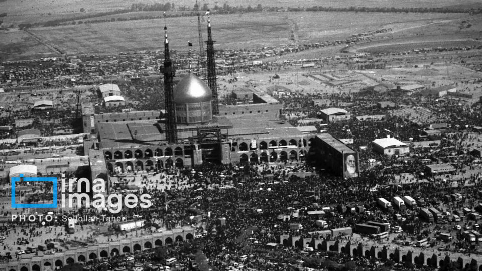 تصاویر منتشر نشده از نخستین سالگرد ارتحال امام‌خمینی‌ (ره) خرداد ۱۳۶۹