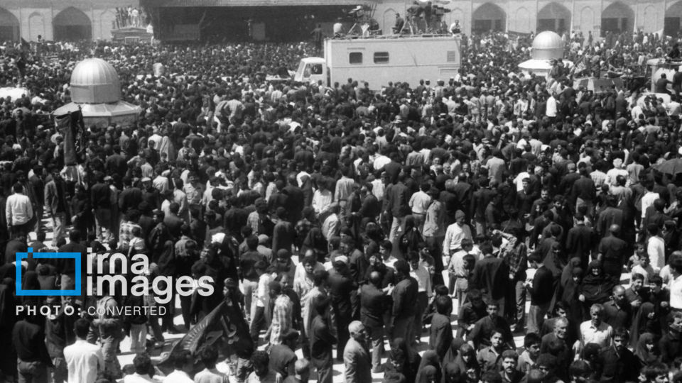 تصاویر منتشر نشده از نخستین سالگرد ارتحال امام‌خمینی‌ (ره) خرداد ۱۳۶۹