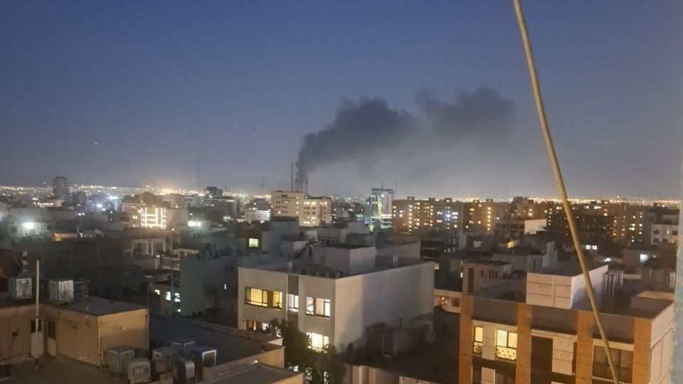 ستون دود در تهران ناشی از آتش سوزی است، نه انفجار ستون دود در تهران ناشی از آتش سوزی است، نه انفجار