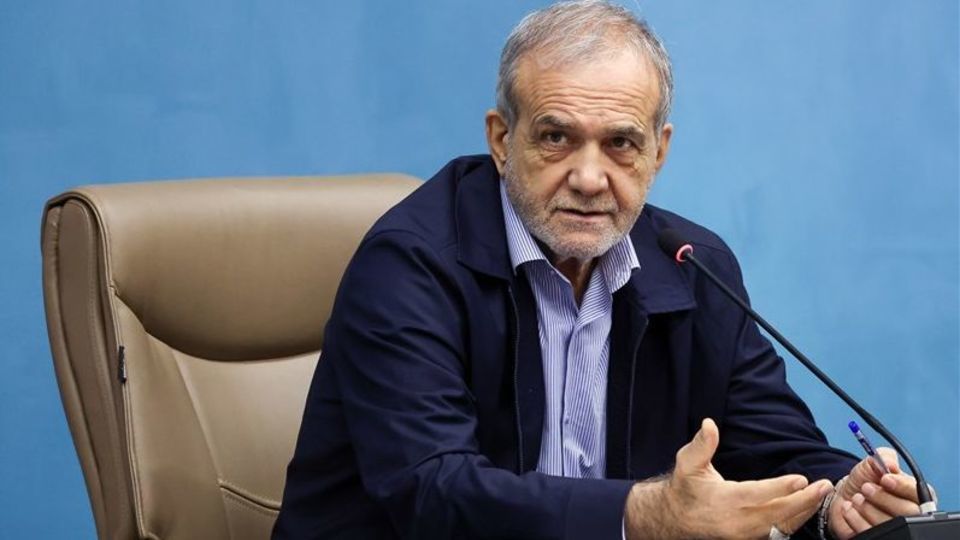 پزشکیان: ملت ایران با همه سختیها از استقلال و تمامیت ارضی دفاع میکند پزشکیان: ملت ایران با همه سختیها از استقلال و تمامیت ارضی دفاع میکند