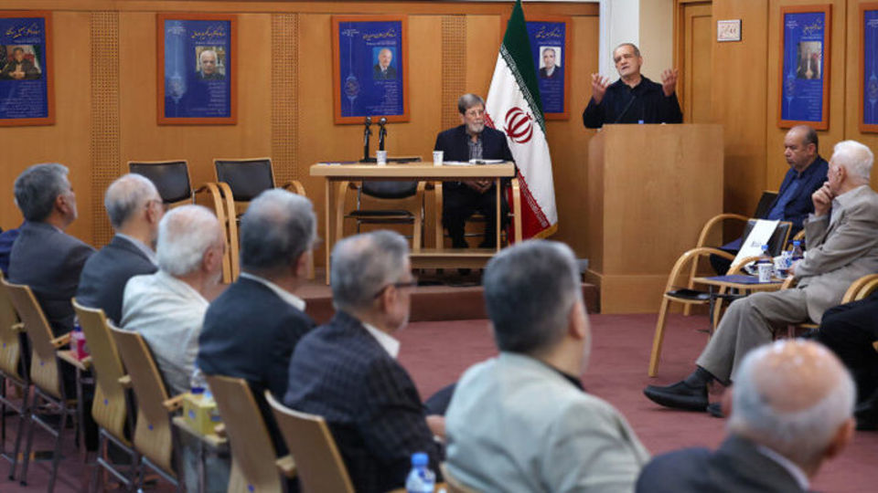 پزشکیان: نباید فرصت خدمت به دلیل نگاههای محدودکننده از افراد شایسته سلب شود پزشکیان: نباید فرصت خدمت به دلیل نگاههای محدودکننده از افراد شایسته سلب شود