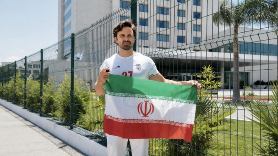 سلبریتی آمریکایی پرچم ایران را به اهتزار درآورد سلبریتی آمریکایی پرچم ایران را به اهتزار درآورد