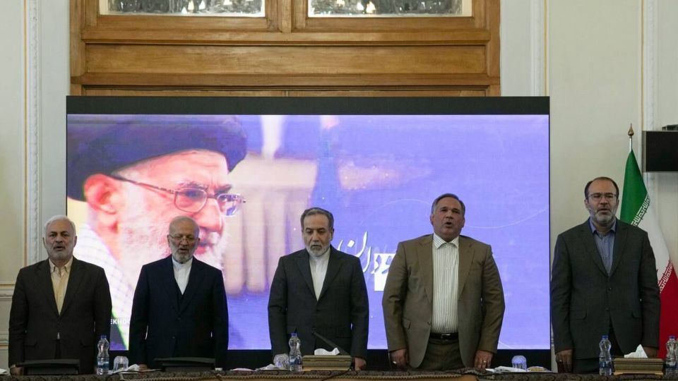 عراقچی: وزارت خارجه آماده همکاری با مجلس به منظور تحقق اهداف اقتصادی کشور است عراقچی: وزارت خارجه آماده همکاری با مجلس به منظور تحقق اهداف اقتصادی کشور است