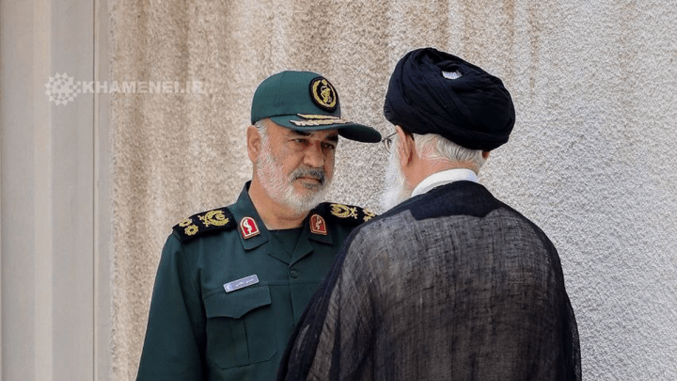 تصویری از گفتوگوی شهیدسلامی با رهبر شهیدانقلاب تصویری از گفتوگوی شهیدسلامی با رهبر شهیدانقلاب