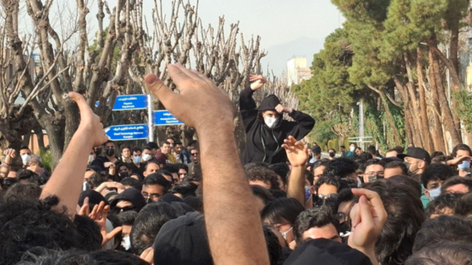 صدور احکام اخراج ۶ نفر از هتاکان به پرچم ایران از دانشگاه شریف صدور احکام اخراج ۶ نفر از هتاکان به پرچم ایران از دانشگاه شریف