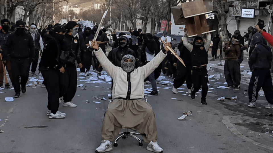 بازداشت ۳ لیدر و ۱۴ مزدور شبکه خرابکاری آمریکایی-صهیونیستی بازداشت ۳ لیدر و ۱۴ مزدور شبکه خرابکاری آمریکایی-صهیونیستی