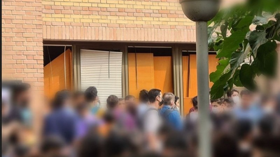 اخراج یکی از دانشجویان دانشگاه امیرکبیر به دلیل اهانت به پرچم ایران اخراج یکی از دانشجویان دانشگاه امیرکبیر به دلیل اهانت به پرچم ایران