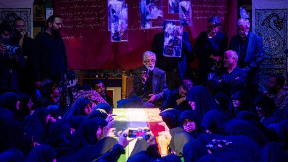 اولین تصاویر از تابوت همسر شهید رهبر انقلاب/ گریه‌های حدادعادل در وداع با دخترش/ مراسم کجا برگزار شد؟