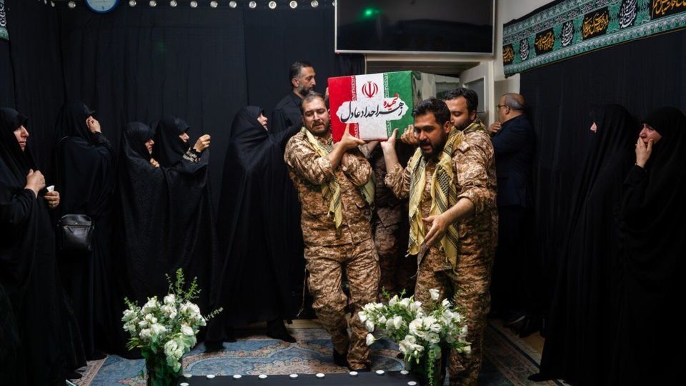 اولین تصاویر از تابوت همسر شهید رهبر انقلاب/ گریه‌های حدادعادل در وداع با دخترش/ مراسم کجا برگزار شد؟