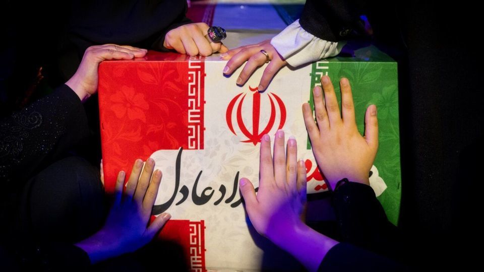 اولین تصاویر از تابوت همسر شهید رهبر انقلاب/ گریه‌های حدادعادل در وداع با دخترش/ مراسم کجا برگزار شد؟