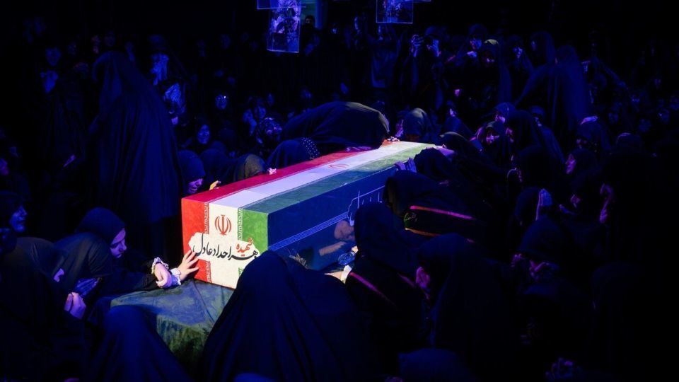اولین تصاویر از تابوت همسر شهید رهبر انقلاب/ گریه‌های حدادعادل در وداع با دخترش/ مراسم کجا برگزار شد؟