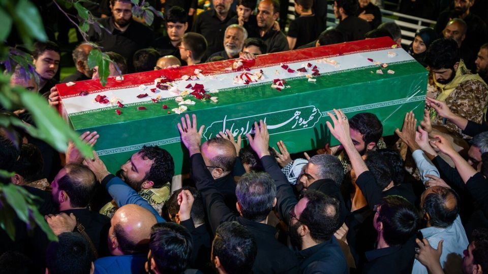 اولین تصاویر از تابوت همسر شهید رهبر انقلاب/ گریه‌های حدادعادل در وداع با دخترش/ مراسم کجا برگزار شد؟
