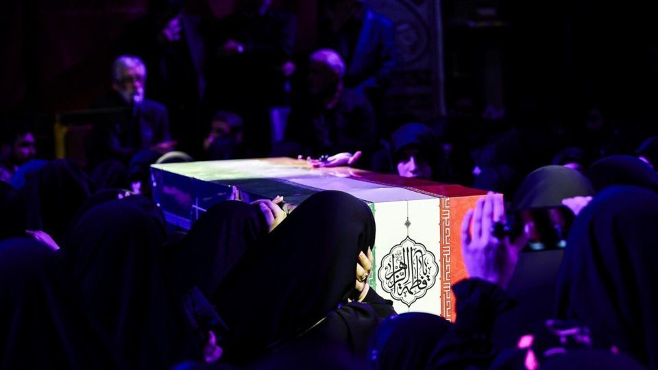 اولین تصاویر از تابوت همسر شهید رهبر انقلاب/ گریه‌های حدادعادل در وداع با دخترش/ مراسم کجا برگزار شد؟
