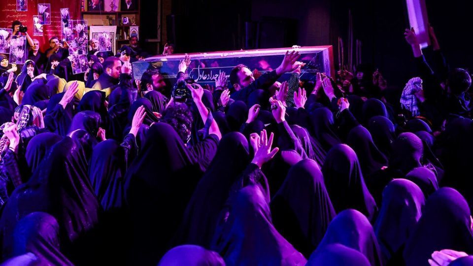 اولین تصاویر از تابوت همسر شهید رهبر انقلاب/ گریه‌های حدادعادل در وداع با دخترش/ مراسم کجا برگزار شد؟