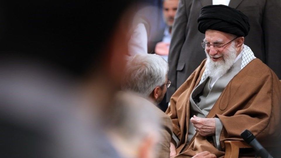 خاطراتی از ۳۵ سال حضور در محضر رهبر شهید؛ سفره سادهای که رنگین نشد خاطراتی از ۳۵ سال حضور در محضر رهبر شهید؛ سفره سادهای که رنگین نشد