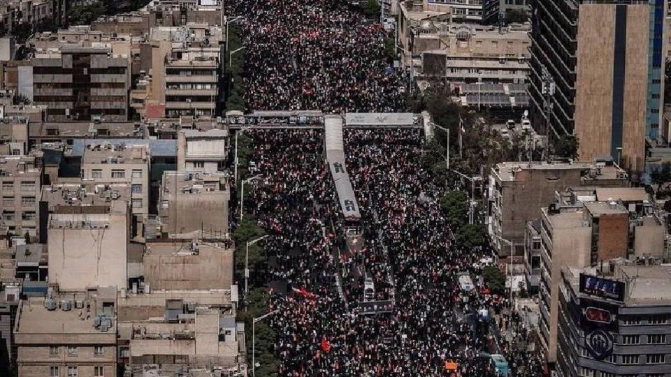 توصیف منتقد سینما از تشییع رهبر شهید انقلاب توصیف منتقد سینما از تشییع رهبر شهید انقلاب